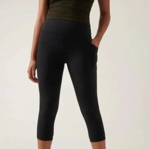 Athleta Salutation Stash Pocket Capri in Powervita